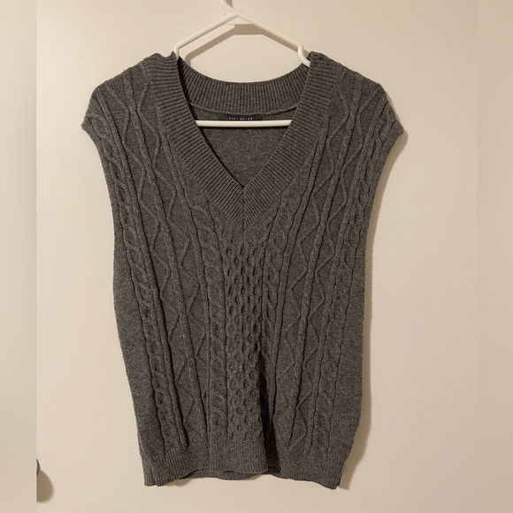 Sweater vest - Picture 1 of 4